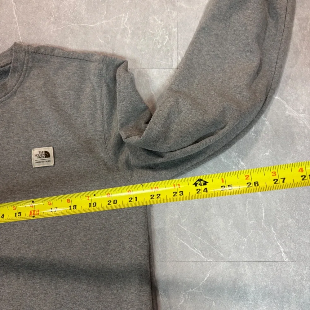 The North Face Mens Circular Design Fleece Crewneck Sweatshirt Gray Medium 3480